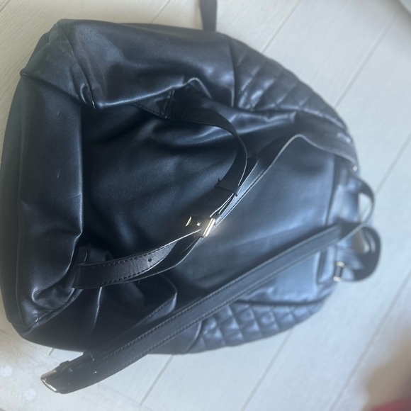 Guess back pack ! Never used in great condition! - Picture 2 of 3